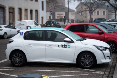 Strasbourg - Fransa - 15 Ocak 2022 - Sokağa park eden Citiz 'in kiraladığı beyaz arabanın profil görüntüsü