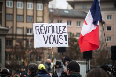 Strasbourg - Fransa - 22 Ocak 2022 - Sağlık Geçidini Fransızcayla protesto eden insanlar: Revillez vous, İngilizce: Uyan