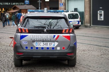 Strasbourg - Fransa - 22 Ocak 2022 - Caddeye park edilmiş Fransız ulusal polis aracının arka görüntüsü