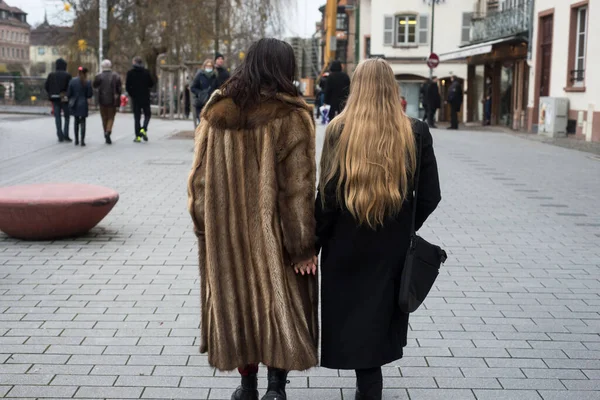 Retrato Vista Posterior Chicas Lesbianas Caminando Calle — Foto de Stock
