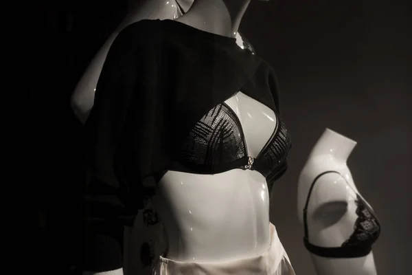 Moda Mağazasının Vitrininde Siyah Sutyenin Yakın Çekimi — Stok fotoğraf
