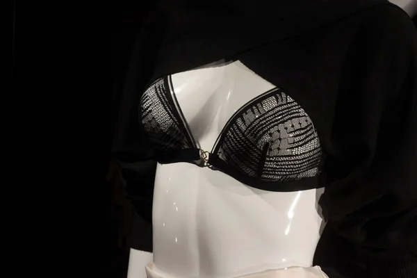 Крупный План Черного Бюстгальтера Манекене Салоне Модного Магазина — стоковое фото