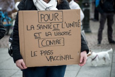 Strasbourg - Fransa - 8 Ocak 2022 - İnsanlar aşı geçişine karşı Fransızca yazılmış metinle hijyenik geçişi protesto ediyorlar: conre le pass vaccinal, İngilizce: