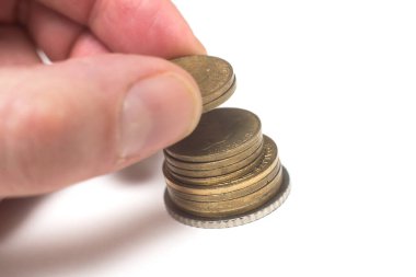 Bozuk paraların kostümü beyaz arkaplanda el ele yığılıyor 