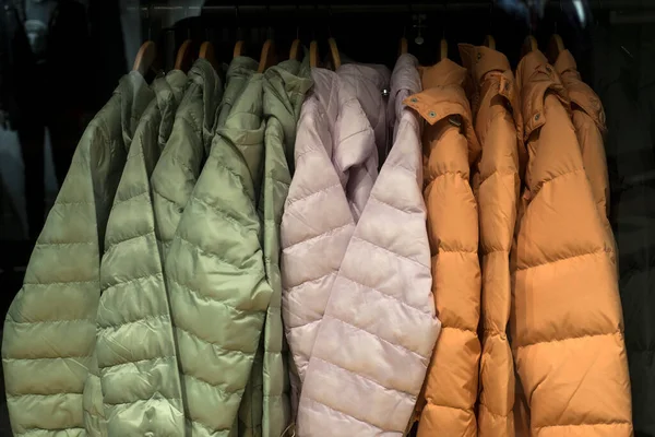Nahaufnahme Bunter Winterjacken Auf Kleiderbügeln Showroom Eines Modegeschäfts — Stockfoto