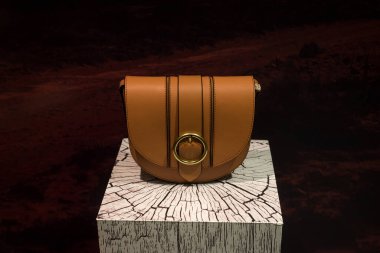 Moda mağazasındaki kahverengi deri el çantasının yakın çekimi. 