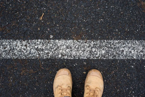 Draufsicht Auf Braune Stiefel Hinter Einer Weißen Linie Auf Dem — Stockfoto