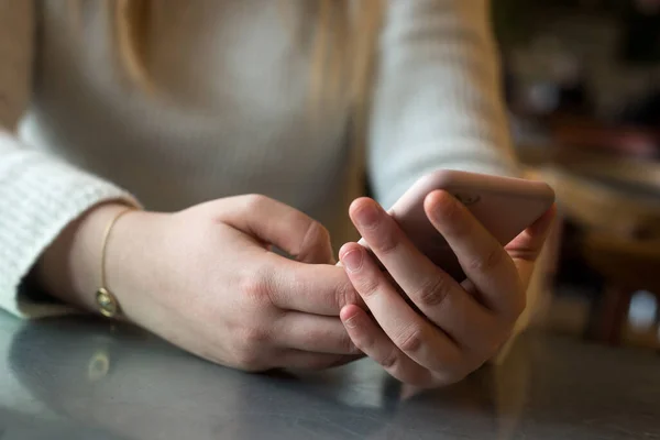Großaufnahme Des Smartphones Den Händen Einer Frau Restaurant — Stockfoto