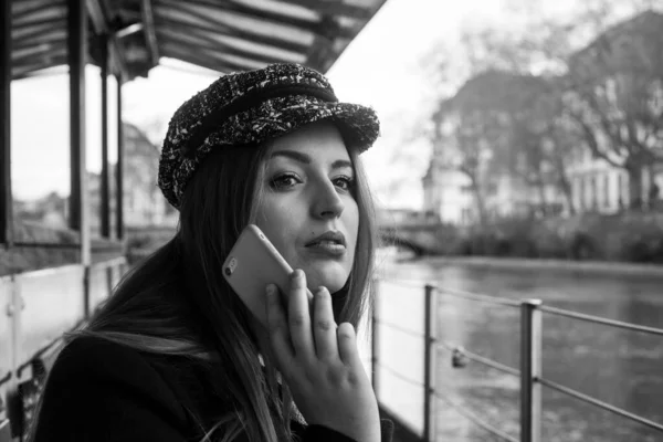 Nehirde Yüzen Teknenin Terasında Telefon Kullanan Telefon Şapkalı Genç Bir — Stok fotoğraf
