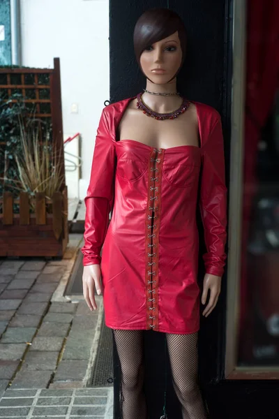 Gros Plan Robe Cuir Rouge Sur Mannequin Dans Magasin Mode — Photo