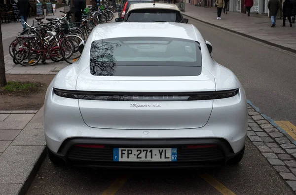 Страсбург Франция Февраля 2022 Вид Сзади Белый Porsche Taycan Припаркованный — стоковое фото