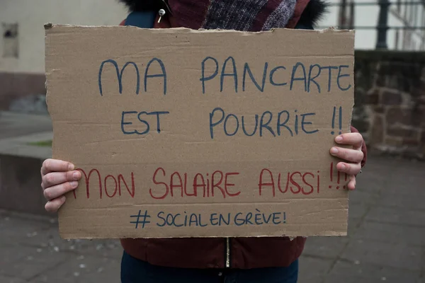 Close Pessoas Protestando Com Cartaz Mãos Com Texto Francês Pancarte — Fotografia de Stock