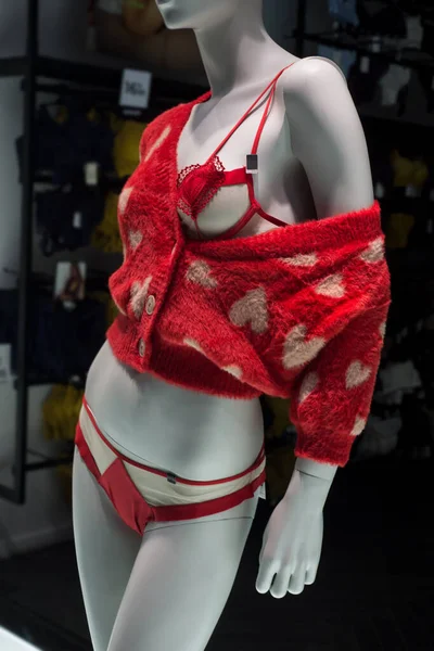 Zbliżenie Sexy Walentynki Bielizna Czerwony Wełna Pullover Nadrukowanymi Sercami Manekin — Zdjęcie stockowe
