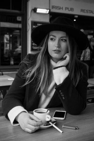 Ritratto Giovane Donna Che Indossa Cappello Seduta Sulla Terrazza Del — Foto Stock