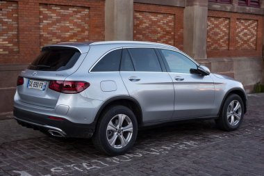 Colmar - Fransa - 5 Şubat 2022 - Gri Mercedes 'in arka manzarası 4matic araba sokağa park edildi 
