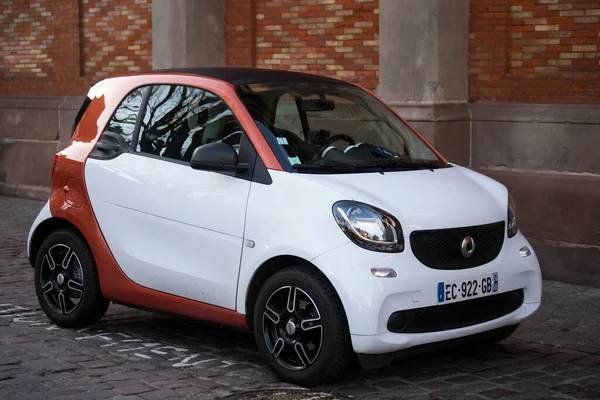 Colmar Frankrike Februari 2022 Framsidan Orange Och Vitt Smartcarparkerade Gatan — Stockfoto