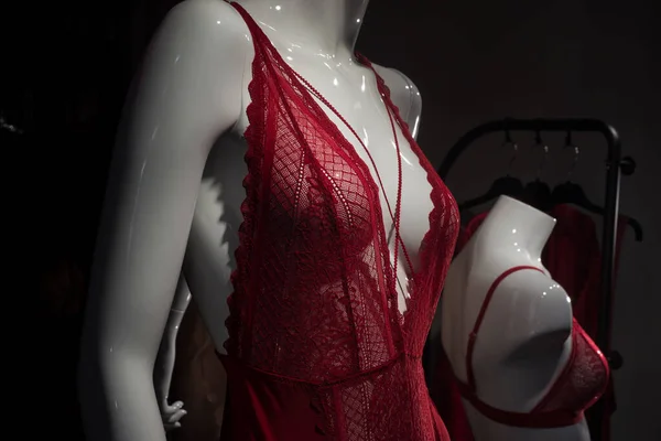 Крупный План Красного Нижнего Белья Манекене Салоне Модного Магазина — стоковое фото