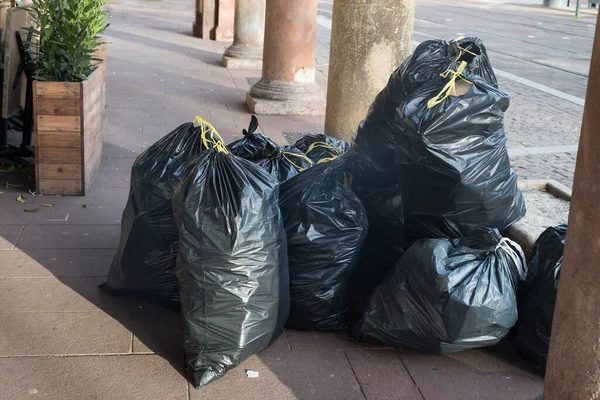 Close Sacos Plástico Lixo Empilhado Rua — Fotografia de Stock