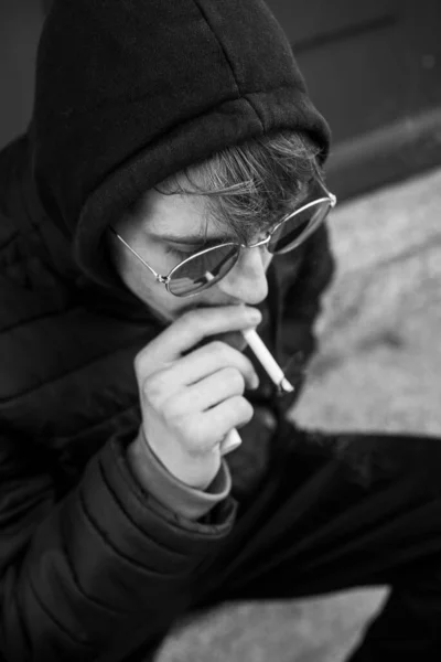 Retrato Jovem Com Óculos Sol Fumando Cigarro Rua — Fotografia de Stock