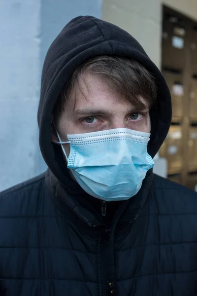 Portret Młodego Mężczyzny Noszącego Maskę Medyczną Zewnątrz Podczas Pandemii Covid — Zdjęcie stockowe