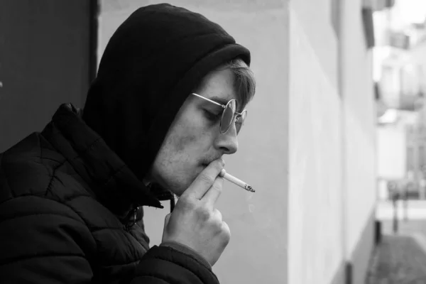 Portrait Jeune Homme Avec Des Lunettes Soleil Fumant Une Cigarette — Photo