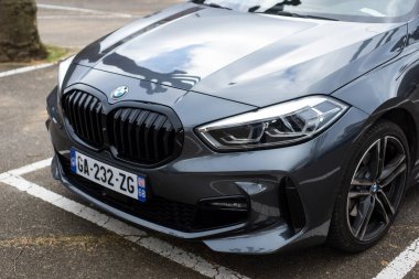 Kaysersberg - Fransa - 10 Şubat 2022 - Gri BMW 118 'in sokak manzarası