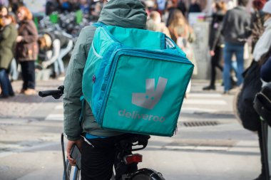 Strasbourg - Fransa - 12 Şubat 2022 - Caddedeki mavi sırt çantasındaki teslimat logosu