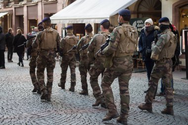 Strasbourg - Fransa - 12 Şubat 2022 - Sokakta devriye gezen Fransız askerinin portresi