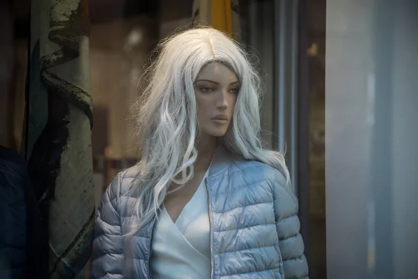 Portrait Mannequin Cheveux Blancs Dans Magasin Mode Showroom — Photo