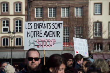 Strasbourg - Fransa - 12 Şubat 2022 - Fransızcada pankartla protesto yapan insanlar: les enfants sont notre avenir, traduction in English: children are our future