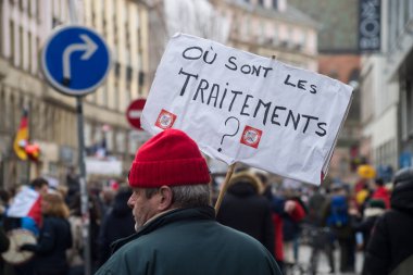 Strasbourg - Fransa - 12 Şubat 2022 - Fransızcada pankartla protesto yapan insanlar: Ou sont les traitements, English: Tedaviler nerede
