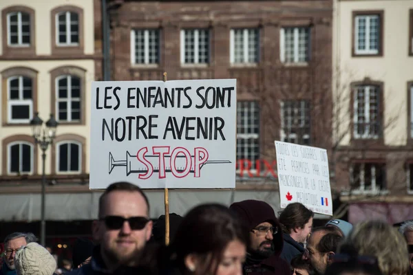 Strasbourg - Fransa - 12 Şubat 2022 - Fransızcada pankartla protesto yapan insanlar: les enfants sont notre avenir, traduction in English: children are our future