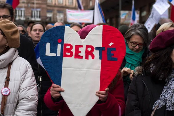 Strasbourg Frankrike Februari 2022 Kvinnor Protesterar Med Ett Trefärgat Hjärta — Stockfoto