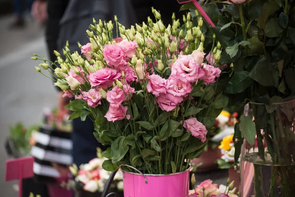 Primo Piano Fiori Rosa Presso Negozio Fioristi Strada — Foto Stock