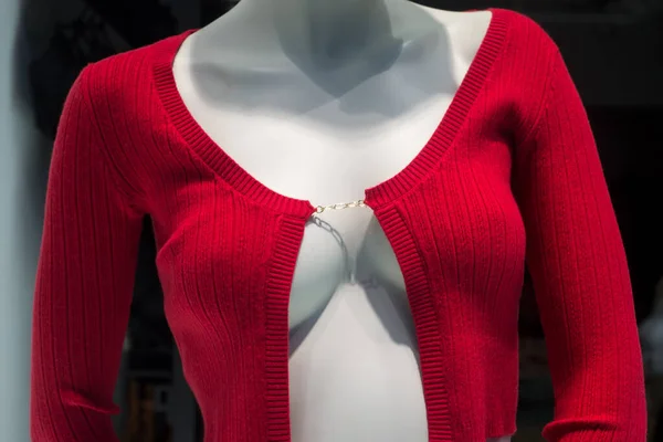 Primer Plano Jersey Rojo Sin Sujetador Maniquí Una Tienda Moda —  Fotos de Stock