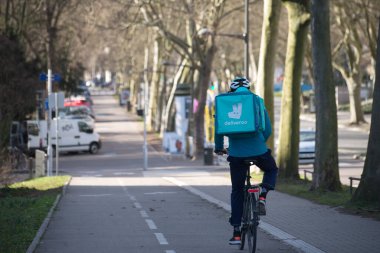 Strasbourg - Fransa - 19 Şubat 2022 - Bisikletli kurye, Teslimat İngiliz bir teslimat şirketidir 