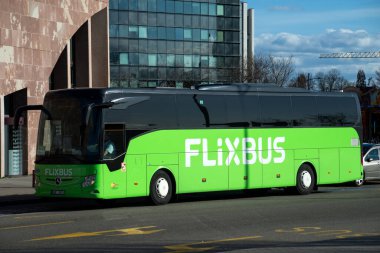 Strasbourg - Fransa - 19 Şubat 2022 - Metrodaki tren istasyonunun rton yeşil flixbus manzarası, flixbus en ünlü şehirlerarası seyahat şirketidir. 