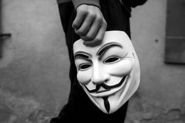 Mulhouse - Fransa - 22 Şubat 2022 - Vendetta maskeli adama yakın çekim. Bu maske, Anonymous adlı çevrimiçi hacktivist grubun iyi bilinen bir sembolü.