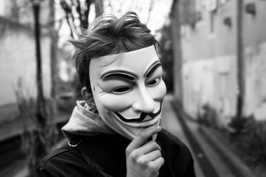 Mulhouse - Fransa - 22 Şubat 2022 - Vendetta maskesi takan adamın portresi. Bu maske, Anonymous adlı çevrimiçi hacktivist grubun iyi bilinen bir sembolü.