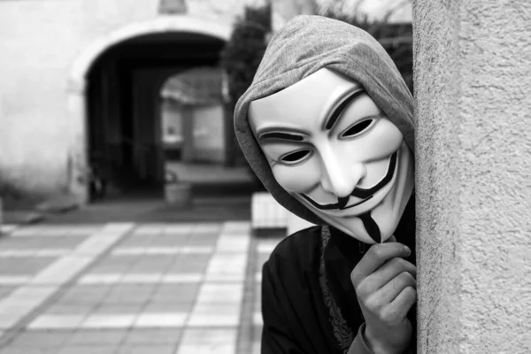 Mulhouse - Fransa - 22 Şubat 2022 - Vendetta maskesi takan adamın portresi. Bu maske, Anonymous adlı çevrimiçi hacktivist grubun iyi bilinen bir sembolü.