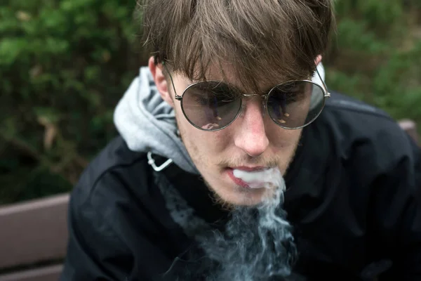 Retrato Jovem Com Óculos Sol Fumando Cigarro Rua — Fotografia de Stock