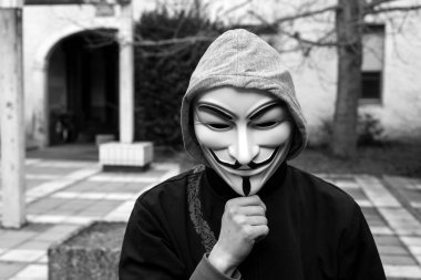 Mulhouse - Fransa - 22 Şubat 2022 - Vendetta maskesi takan adamın portresi. Bu maske, Anonymous adlı çevrimiçi hacktivist grubun iyi bilinen bir sembolü.