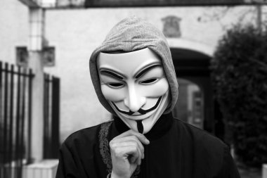 Mulhouse - Fransa - 22 Şubat 2022 - Vendetta maskesi takan adamın portresi. Bu maske, Anonymous adlı çevrimiçi hacktivist grubun iyi bilinen bir sembolü.
