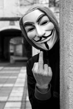 Mulhouse - Fransa - 22 Şubat 2022 - Vendetta maskeli bir adamın portresi elle kötü jest yapıyor. Bu maske, Anonymous adlı çevrimiçi hacktivist grubun iyi bilinen bir sembolü.