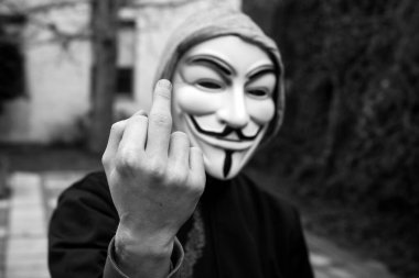 Mulhouse - Fransa - 22 Şubat 2022 - Vendetta maskeli bir adamın portresi elle kötü jest yapıyor. Bu maske, Anonymous adlı çevrimiçi hacktivist grubun iyi bilinen bir sembolü.