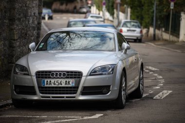 Mulhouse - Fransa - 25 Şubat 2022 - Gri Audi TT 'nin caddeye park edilmiş ön görüntüsü