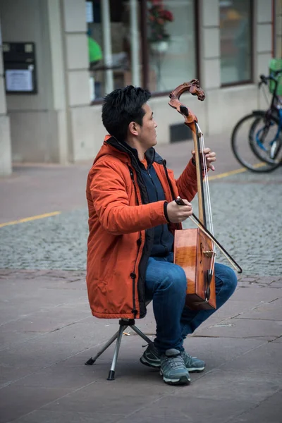 ストラスブール フランス 2022年2月26日 モンゴルの伝統的なバイオリンを路上で演奏する音楽家の肖像 — ストック写真