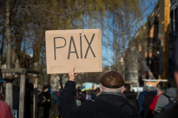 Människor Protesterar Gatan Mot Kriget Med Plakat Franska Paix Handel — Stockfoto