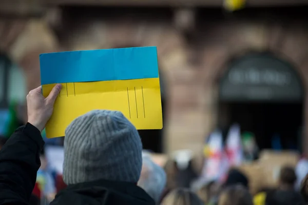 Портрет Задньому Плані Огляду Доольні Протести Україніанським Прапором Проти Війни — стокове фото