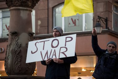 Mulhouse - Fransa - 28 Şubat 2022 - Ukrayna 'daki savaşı protesto eden erkeklerin portresi 